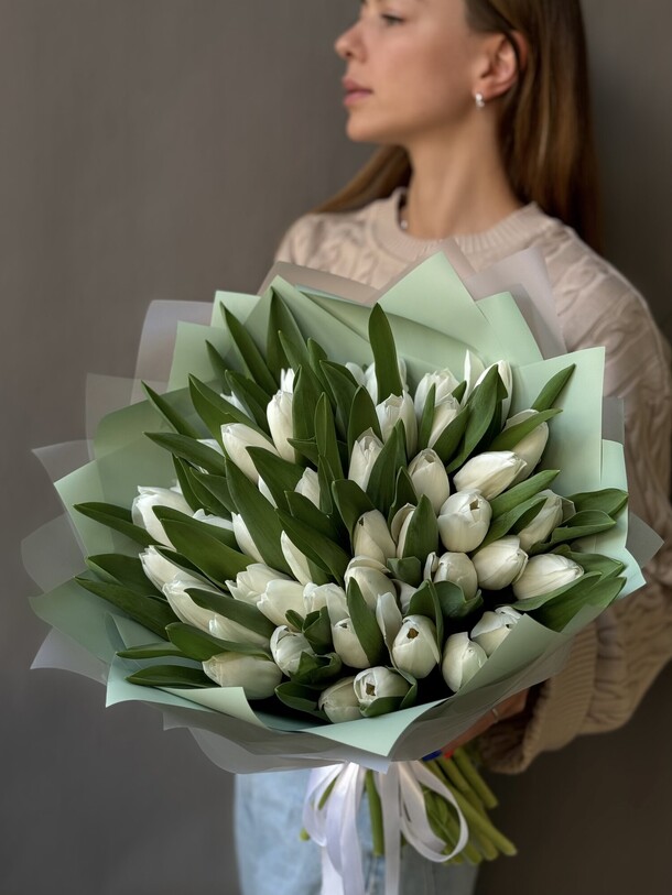 Белые тюльпаны, артикул F1385702 - 11700 рублей, доставка по городу. Flawery - доставка цветов