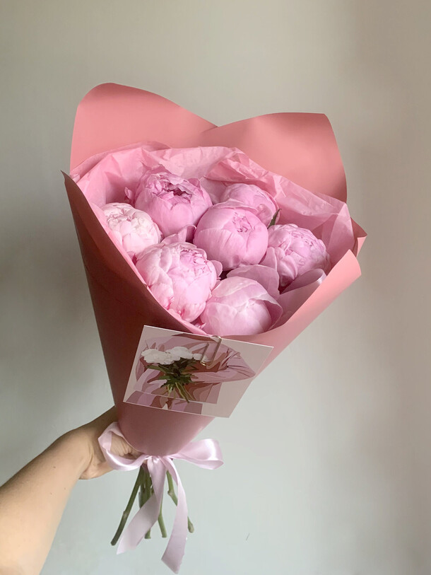 Букет из 7 розовых пионов, артикул F1145947 - 8900 рублей, доставка по городу. Flawery - доставка цветов