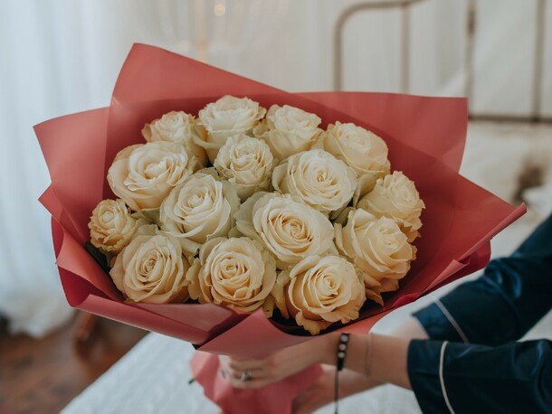 Букет из роз сорта "мондиаль", артикул F1219255 - 5550 рублей, доставка по городу. Flawery - доставка цветов