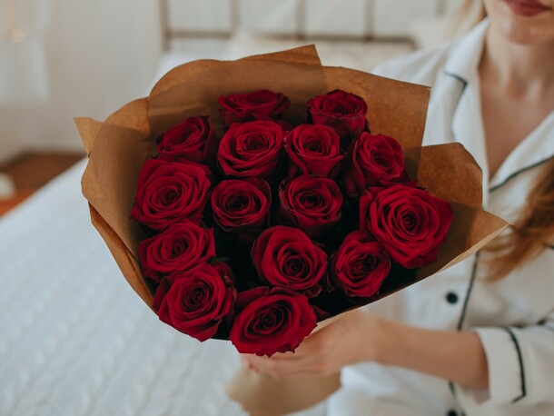 Букет из роз сорта "ред наоми", артикул F1219291 - 5550 рублей, доставка по городу. Flawery - доставка цветов