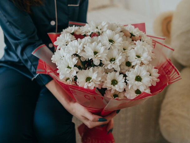 Букет из кустовых хризантем сорта "бакарди белая", артикул F1219292 - 2900 рублей, доставка по городу. Flawery - доставка цветов