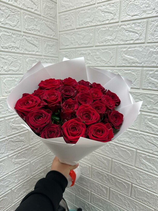 Букет из 21 розы, артикул F1232045 - 6120 рублей, доставка по городу. Flawery - доставка цветов