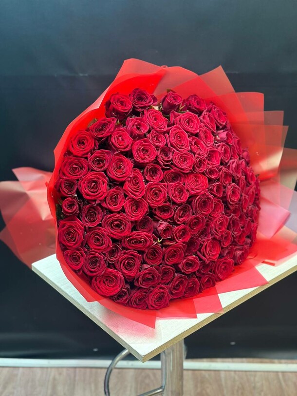 101 красный розы 70 см, артикул F1233693 - 23623 рублей, доставка по городу. Flawery - доставка цветов