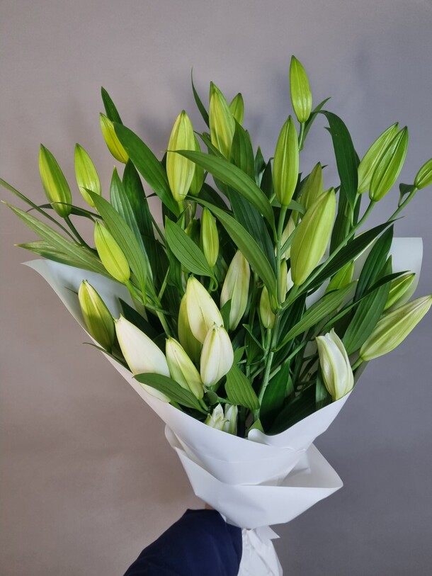 Букет из 9 лилия, артикул F1239990 - 11475 рублей, доставка по городу. Flawery - доставка цветов