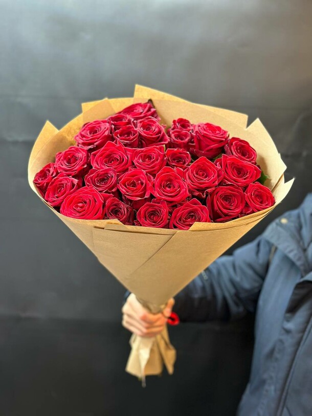 Букет из 29 красный розы 70 см, артикул F1242388 - 8472 рублей, доставка по городу. Flawery - доставка цветов