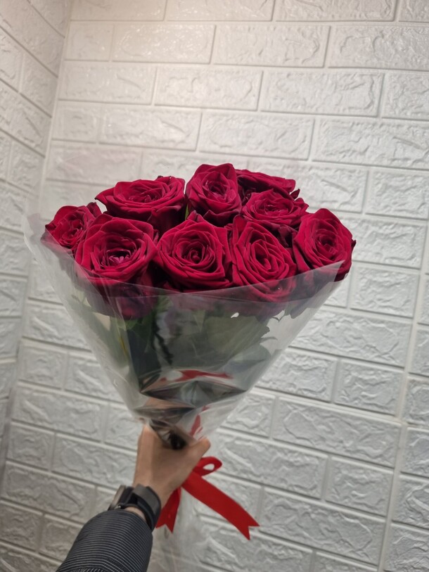 Букет из 9 красных роз 70 см, артикул F1290636 - 5327 рублей, доставка по городу. Flawery - доставка цветов