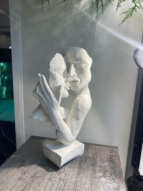 Гипсовая статуэтка "влюбленные", артикул F1332487 - 1500 рублей, доставка по городу. Flawery - доставка цветов