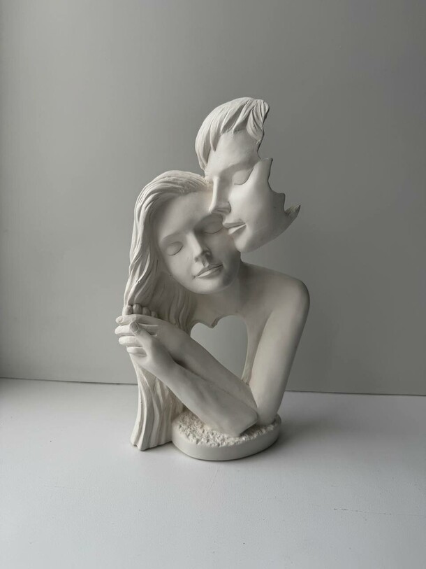 Гипсовая статуэтка «нежные чувства», артикул F1365332 - 1600 рублей, доставка по городу. Flawery - доставка цветов
