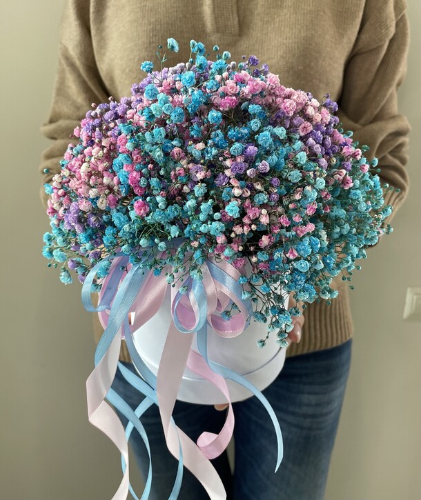 Цветная гипсофила в коробочке, артикул F1219459 - 3080 рублей, доставка по городу. Flawery - доставка цветов