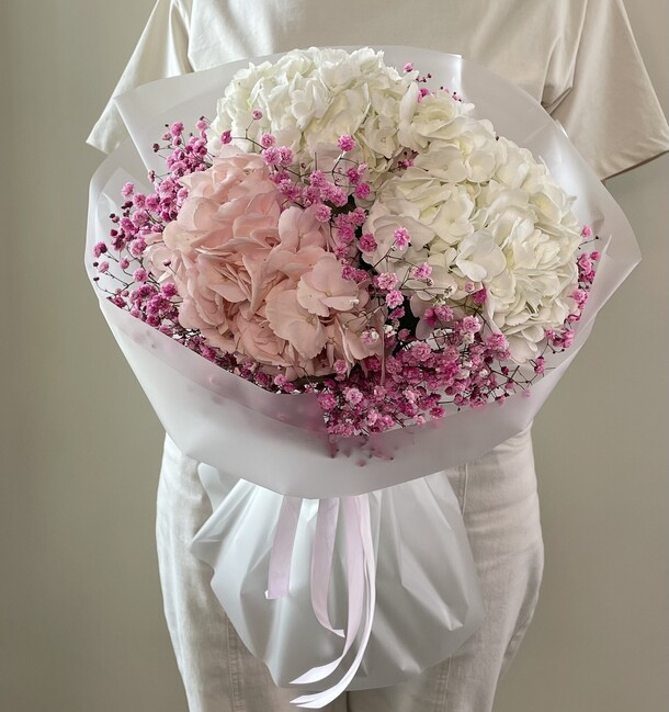 Букет с гортензиями, артикул F1220544 - 4389 рублей, доставка по городу. Flawery - доставка цветов