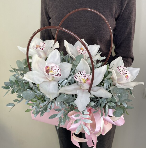 Сумочка с белыми орхидеями, артикул F1241856 - 2600 рублей, доставка по городу. Flawery - доставка цветов