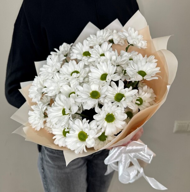 Ромашковые хризантемы в персиковой упаковке, артикул F1277252 - 2475 рублей, доставка по городу. Flawery - доставка цветов