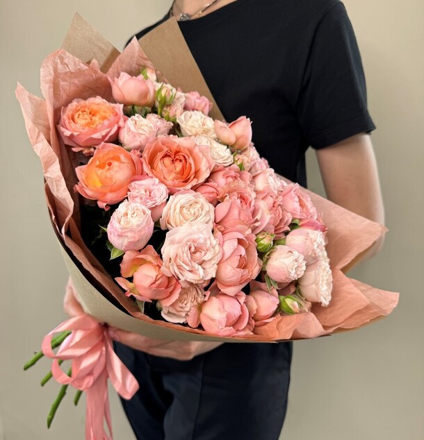Сборный букет из пионовидных кустовых роз, артикул F1301341 - 5500 рублей, доставка по городу. Flawery - доставка цветов