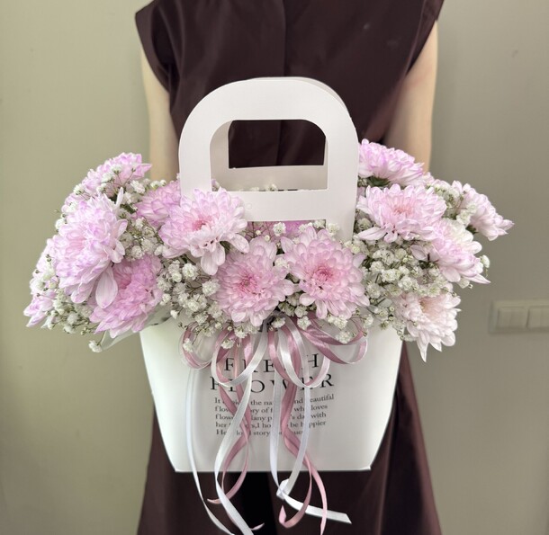 Сумочка с хризантемами, артикул F1437484 - 2200 рублей, доставка по городу. Flawery - доставка цветов