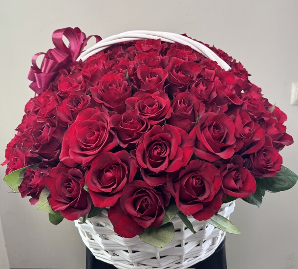 Корзина со 101 красной розой, артикул F1465119 - 22990 рублей, доставка по городу. Flawery - доставка цветов