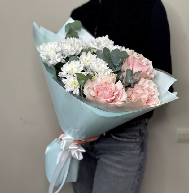 Букет с розами и хризантемой, артикул F1508088 - 3520 рублей, доставка по городу. Flawery - доставка цветов