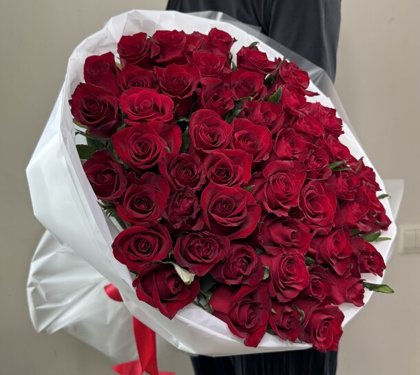 Красные розы 51, артикул F1526683 - 12430 рублей, доставка по городу. Flawery - доставка цветов