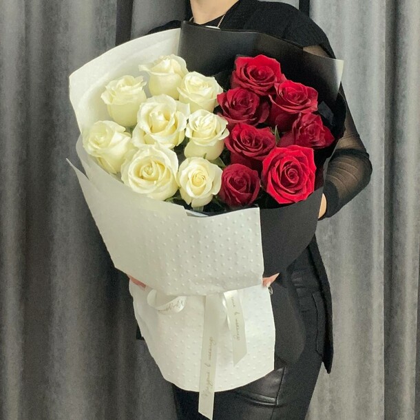 Букет из роз "день и ночь", артикул F1224138 - 9184 рублей, доставка по городу. Flawery - доставка цветов