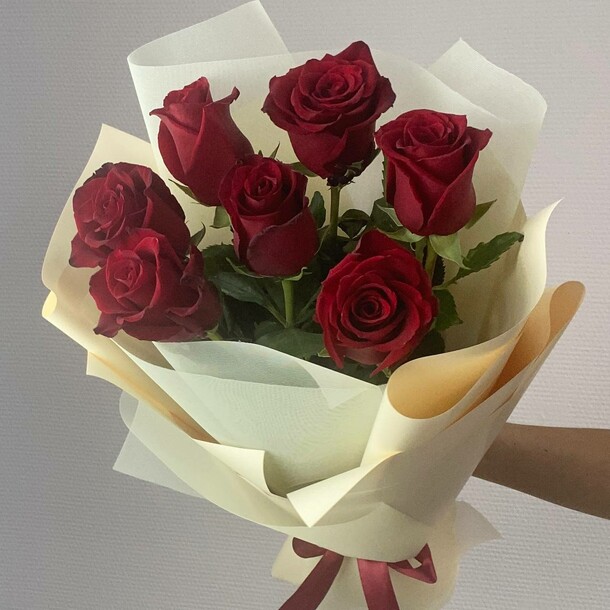 Букет с импортной красной розы "цвет любви", артикул F1236032 - 5058 рублей, доставка по городу. Flawery - доставка цветов