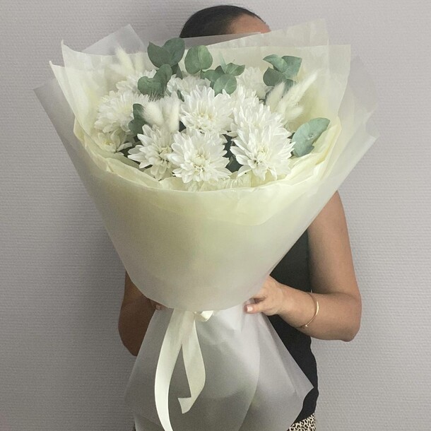 Букет с белой хризантемой "эсмиральда", артикул F1240621 - 3640 рублей, доставка по городу. Flawery - доставка цветов