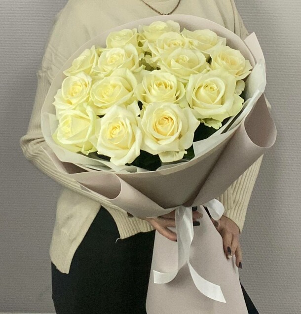 Букет белая роза "жаклин аваланж", артикул F1246220 - 7521 рублей, доставка по городу. Flawery - доставка цветов