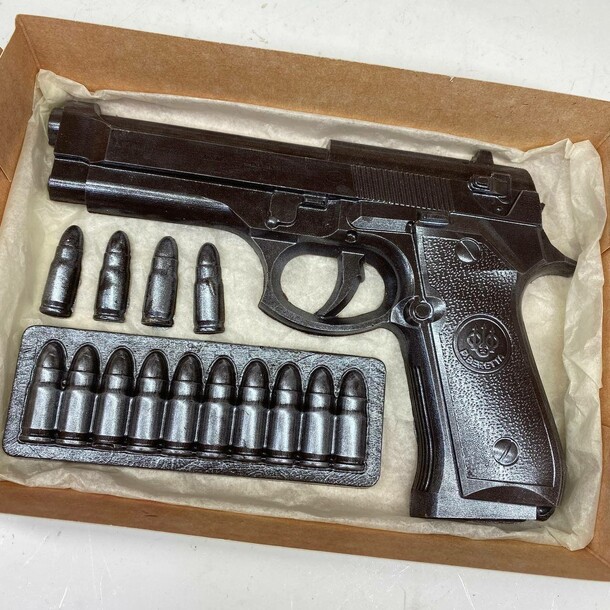 Шоколадный пистолет, артикул F1249656 - 1200 рублей, доставка по городу. Flawery - доставка цветов