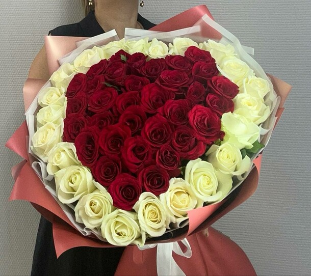 Букет 55 роз "люблю", артикул F1305241 - 26220 рублей, доставка по городу. Flawery - доставка цветов