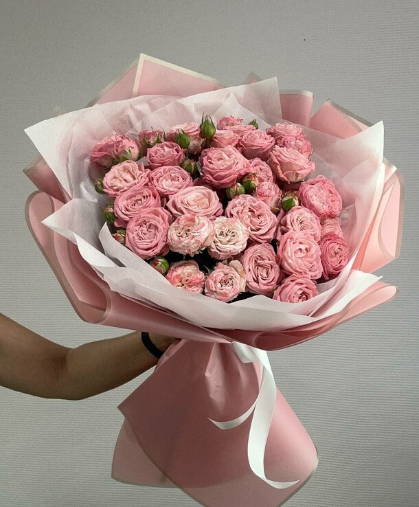 Букет с роза пионовидная кустовая "бомбастик", артикул F1309626 - 7853 рублей, доставка по городу. Flawery - доставка цветов