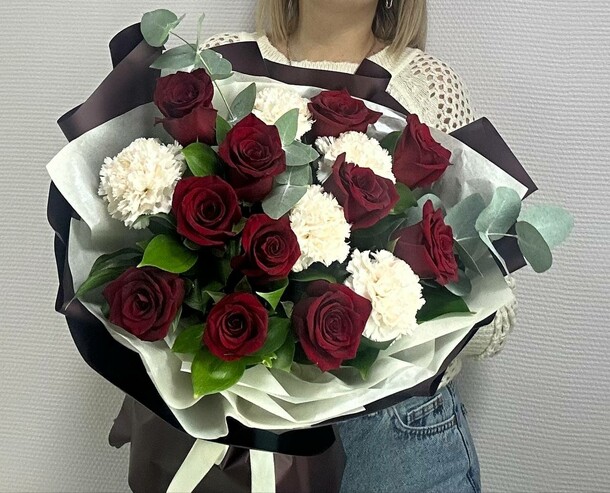 Букет розы красные,диантус "керри", артикул F1327276 - 9095 рублей, доставка по городу. Flawery - доставка цветов