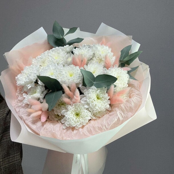 Букет с 5 хризантема кустовая "альба", артикул F1368364 - 5258 рублей, доставка по городу. Flawery - доставка цветов