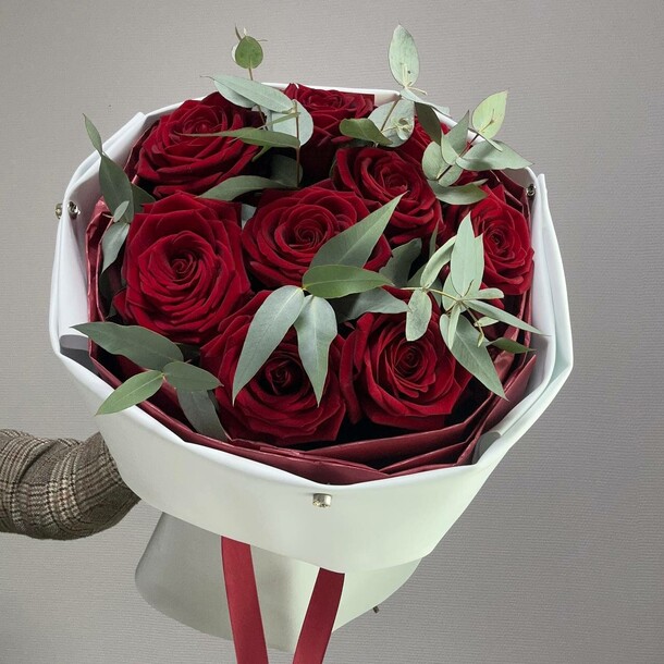 Букет из красных роз "шанс", артикул F1368393 - 6442 рублей, доставка по городу. Flawery - доставка цветов