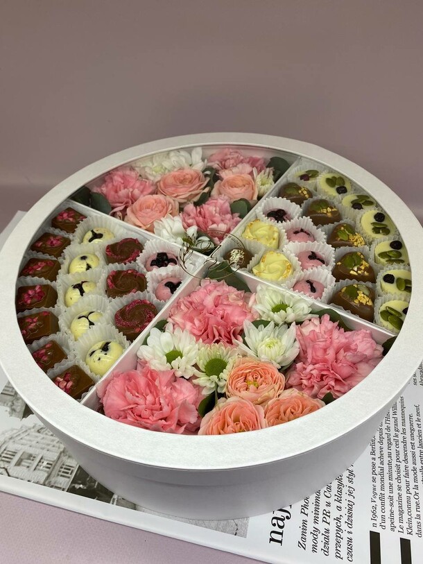 Цветы и шоколад 🌺 "цветные сладости", артикул F1392629 - 10515 рублей, доставка по городу. Flawery - доставка цветов