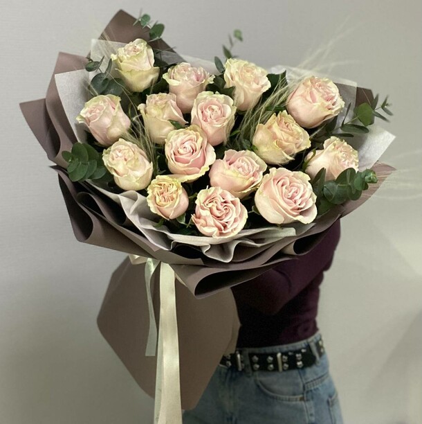 Букет из 15 роз «ле милаш «, артикул F1408341 - 9077 рублей, доставка по городу. Flawery - доставка цветов