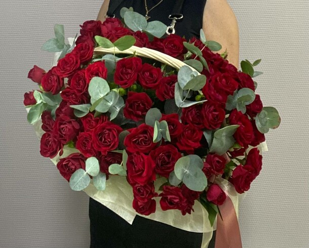 Корзина с кустовыми розами, артикул F1422182 - 14500 рублей, доставка по городу. Flawery - доставка цветов