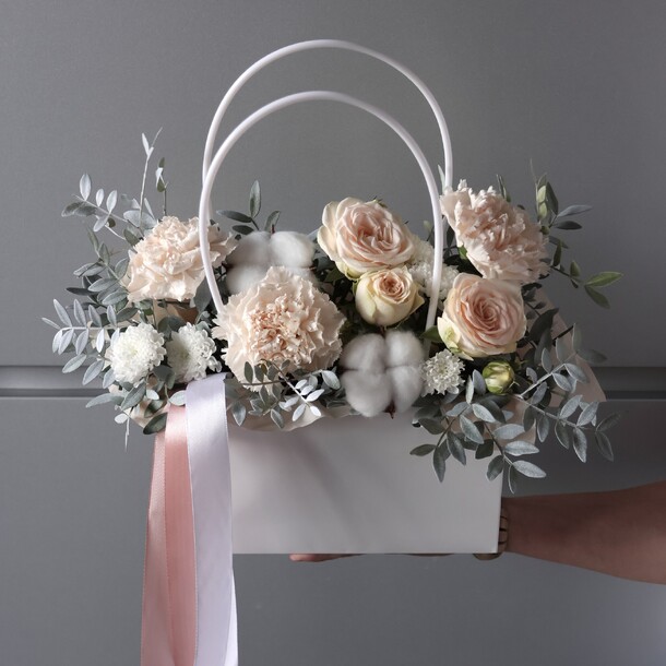 Сумочка с цветами «брют», артикул F1317619 - 3690 рублей, доставка по городу. Flawery - доставка цветов