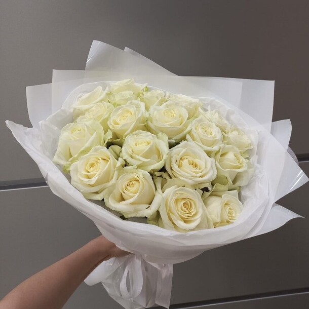 19 белоснежных роз, артикул F1324668 - 6450 рублей, доставка по городу. Flawery - доставка цветов