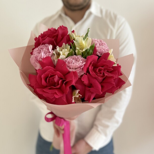 Букет с малиновыми розами «пунш», артикул F1378656 - 2690 рублей, доставка по городу. Flawery - доставка цветов