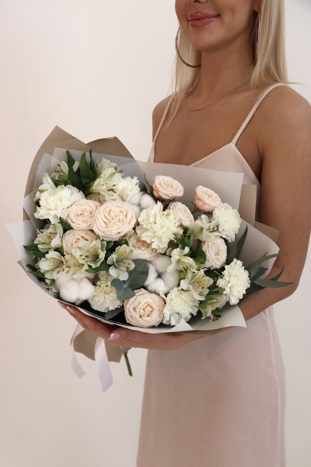 Букет в кустовой розой «шелковый», артикул F1378692 - 5890 рублей, доставка по городу. Flawery - доставка цветов