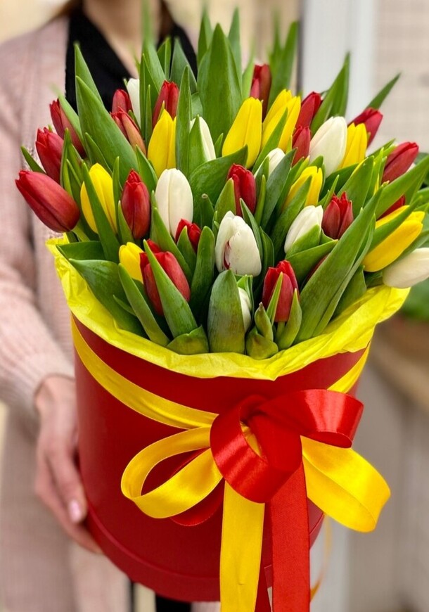 Коробка с тюльпанами, артикул F1263292 - 8900 рублей, доставка по городу. Flawery - доставка цветов