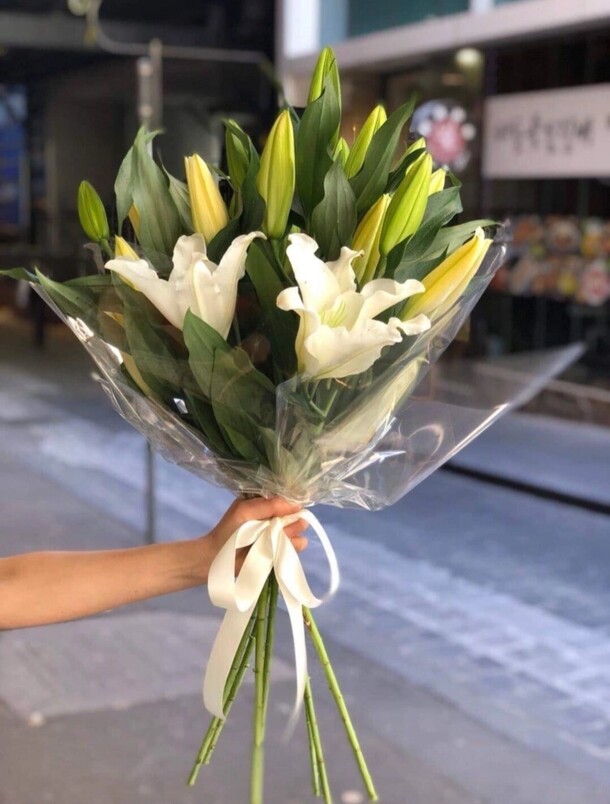 Букет из 7 лилий, артикул F1278601 - 5700 рублей, доставка по городу. Flawery - доставка цветов