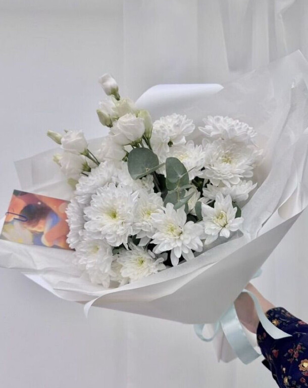 Букет из хризантем и эустомы, артикул F1383898 - 2790 рублей, доставка по городу. Flawery - доставка цветов