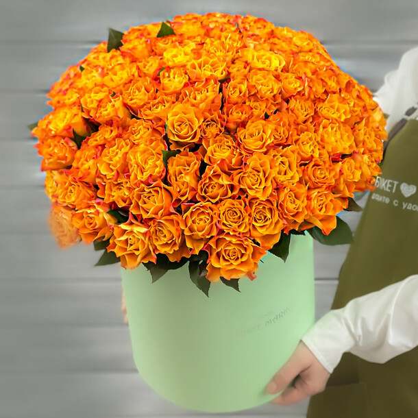 Букет из 101 оранжевой кенийской розы в шляпной коробке, артикул F1222606 - 16772 рублей, доставка по городу. Flawery - доставка цветов