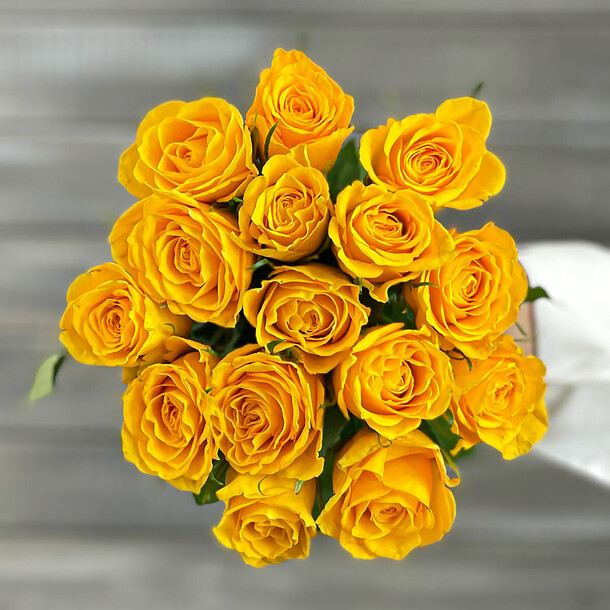 Букет из 15 желтых роз с лентой кения 40 см, артикул F1223063 - 2504 рублей, доставка по городу. Flawery - доставка цветов
