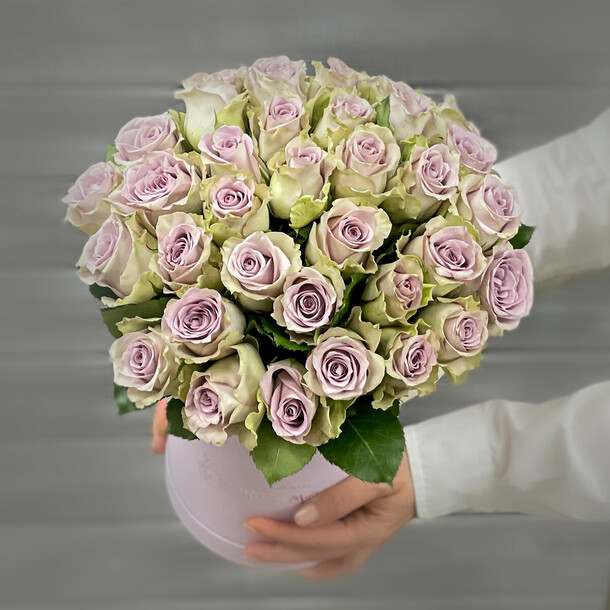 Букет из 35 сиреневых кенийских роз в шляпной коробке, артикул F1224398 - 8385 рублей, доставка по городу. Flawery - доставка цветов