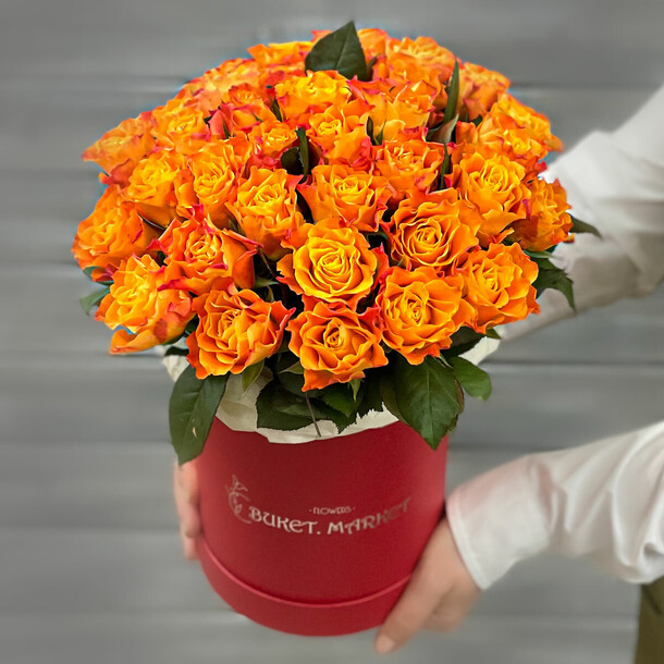 Букет из 35 оранжевых кенийских роз в шляпной коробке, артикул F1224400 - 8385 рублей, доставка по городу. Flawery - доставка цветов