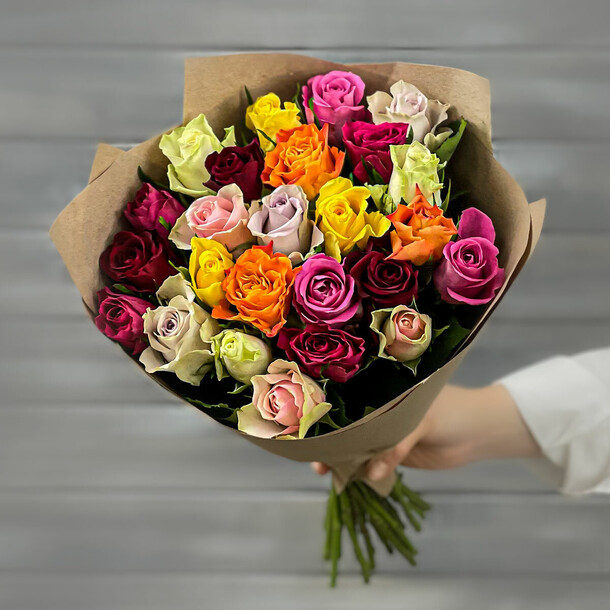 Букет из 25 разноцветных роз в крафте кения 40 см, артикул F1224661 - 3310 рублей, доставка по городу. Flawery - доставка цветов
