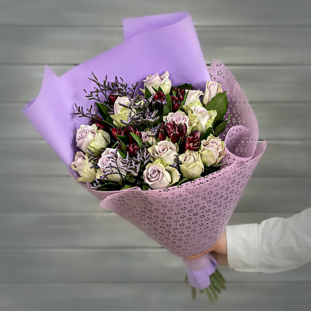 Букет из роз, альстромерий и лимониума, артикул F1235545 - 5191 рублей, доставка по городу. Flawery - доставка цветов