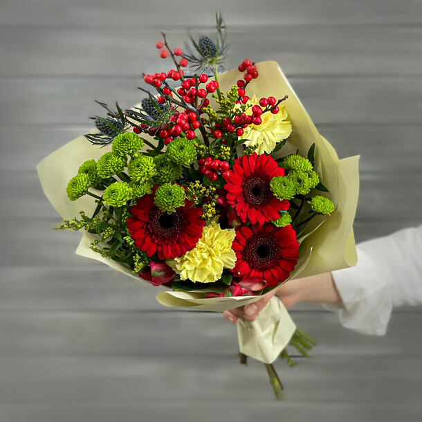 Букет из хризантем, гербер и илекса, артикул F1236960 - 8385 рублей, доставка по городу. Flawery - доставка цветов