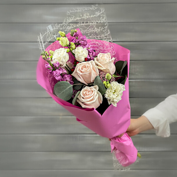 Букет из роз, эустом и маттиолы, артикул F1236977 - 6940 рублей, доставка по городу. Flawery - доставка цветов