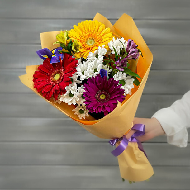 Букет из гербер, кустовых хризантем и альстромерий, артикул F1236980 - 4925 рублей, доставка по городу. Flawery - доставка цветов
